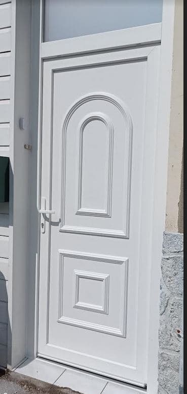 Installation de porte d'entrée blanche