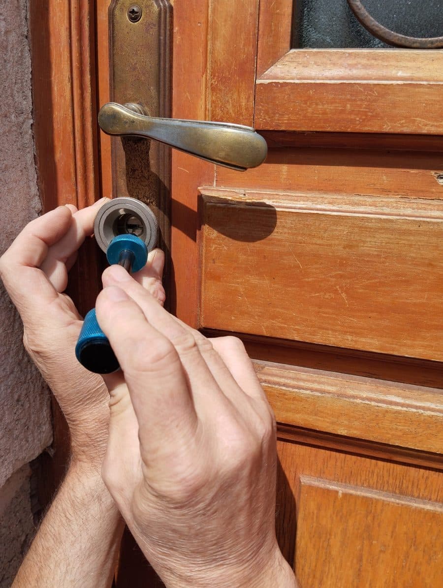 Dépannage de serrure avec outillage spécialisé