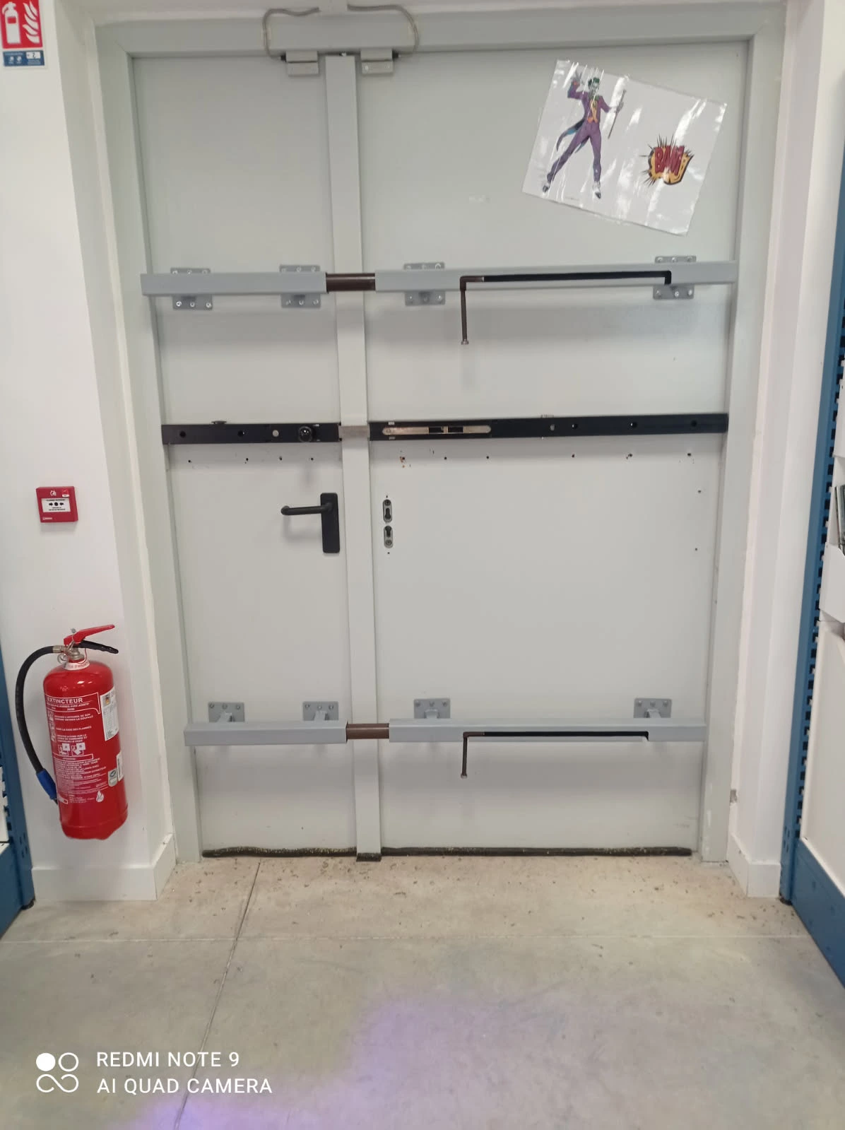 Installation de barre de nuit sur porte blindée