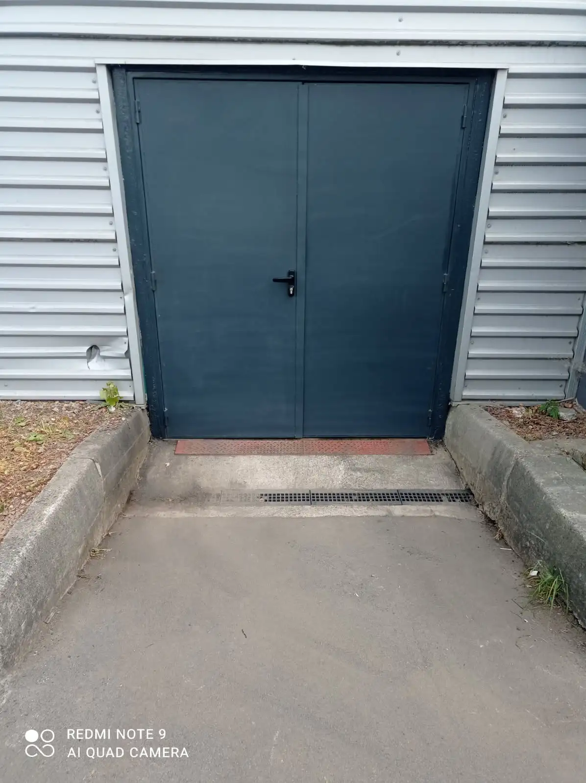 Pose de porte métal blindé 20 dixième double peau pour magasin