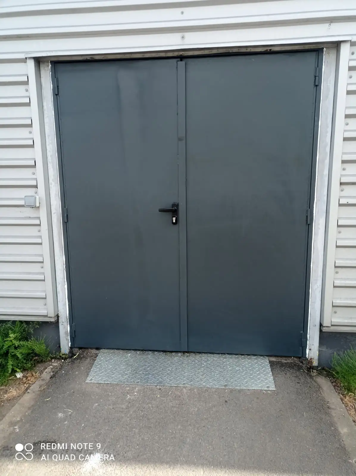 Installation porte métal blindé double peau avec sécurité renforcée